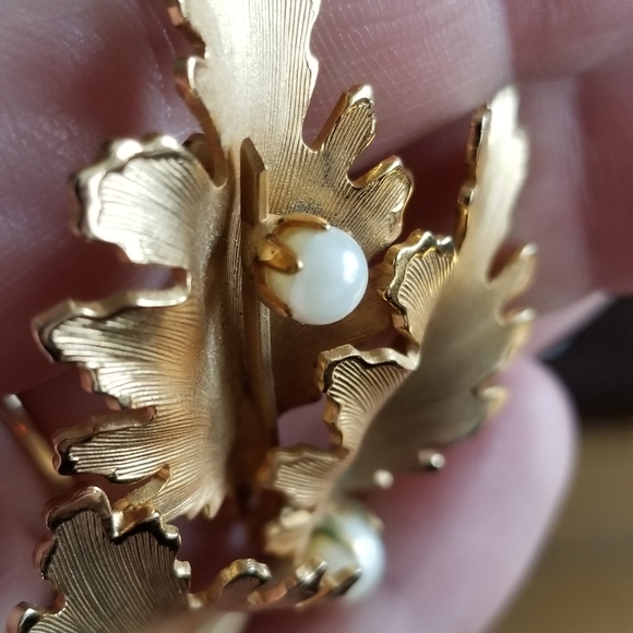 Relisted -Vintage three leaves brooch with white pearls gold tone leaf pin - Picture 9 of 13